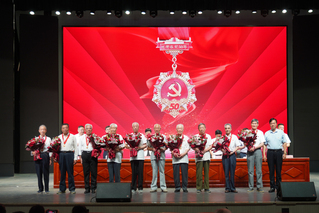 为在党50年的老同志颁发纪念奖...